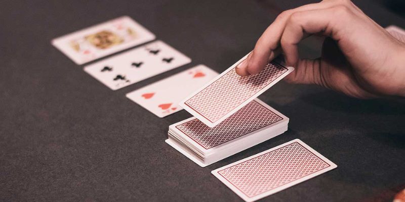 Vòng Flop sẽ lật 3 lá bài chung đầu tiên